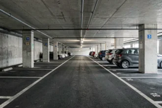 Parking souterrain avec des places de stationnement aux dimensions variées, illustrant la rentabilité locative selon la taille des espaces
